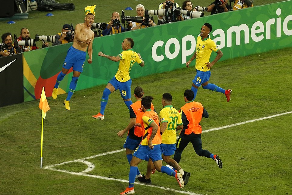 Rất may những sự thay đổi kịp thời của Tite đã giúp Brazil bảo đảm được lợi thế dẫn trước. Thậm chí Selecao còn có bàn nâng tỷ số lên 3-1 nhờ công của Richarlison ở phút 90 trên chấm phạt đền. Gabriel Jesus lúc này có thể thở phào nhẹ nhõm.