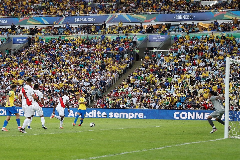 Peru nhập cuộc khá chủ động, tuy nhiên sau đó Brazil đã lấy lại quyền kiểm soát. Phút 15, đội chủ nhà đã có bàn mở tỷ số. Gabriel Jesus thoát xuống bên hành lang cánh phải và thực hiện quả treo bóng chuẩn xác để Everton băng vào sút tung lưới Peru trong tư thế không bị ai theo kèm.