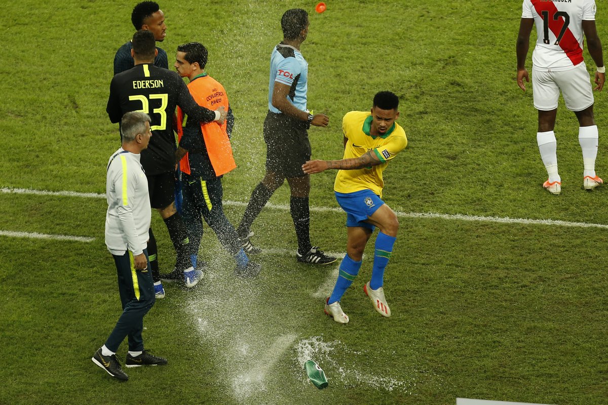 Gabriel Jesus tức giận khi bị truất quyền thi đấu.