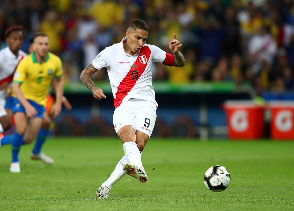 Peru dù không tạo ra được nhiều cơ hội đáng chú ý nhưng đến phút 41, họ bất ngờ được hưởng phạt đền sau tình huống Thiago Silva để bóng chạm tay trong vòng cấm. Trên chấm 11m, Guerrero không mắc bất cứ sai lầm nào để đánh bại Alisson, đưa trận đấu trở lại vạch xuất phát.