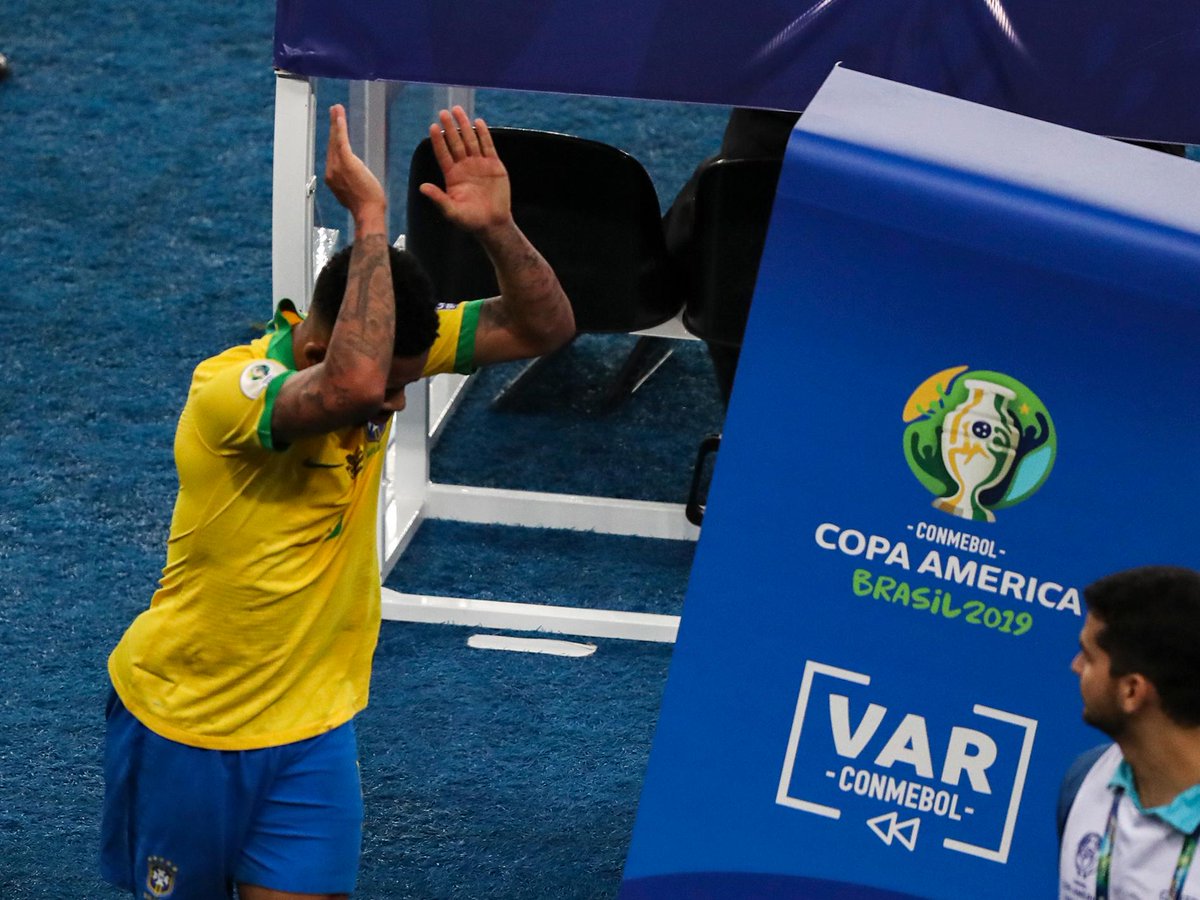 Jesus thậm chí còn xô ngã công nghệ màn hình công nghệ VAR. Rất may một quan chức của CONMEBOL kịp thời đỡ lấy.