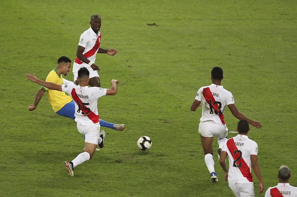 Chính tiền đạo của Man City là người tái lập lợi thế dẫn trước sau khi Brazil bất ngờ bị Peru gỡ hòa.