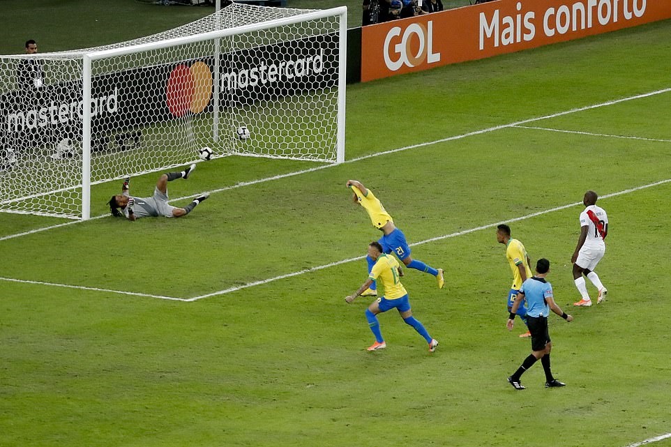 Phút 87, Brazil được hưởng phạt đền sau tình huống Everton bị phạm lỗi trong vòng cấm. Trên chấm 11, Richarlison đã không mắc bất cứ sai lâm nào để ấn định chiến thắng 3-1 cho Brazil.