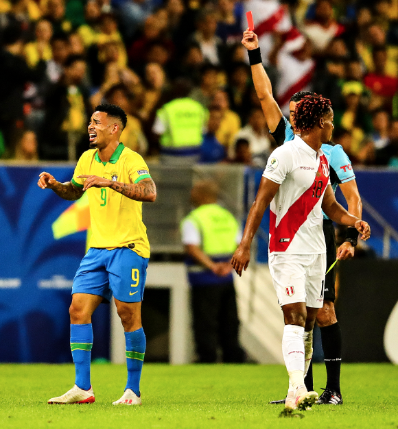 Tuy nhiên đến phút 70, Gabriel Jesus bất ngờ phải nhận thẻ vàng thứ 2 từ trọng tài, đồng nghĩa với việc anh bị truất quyền thi đấu.