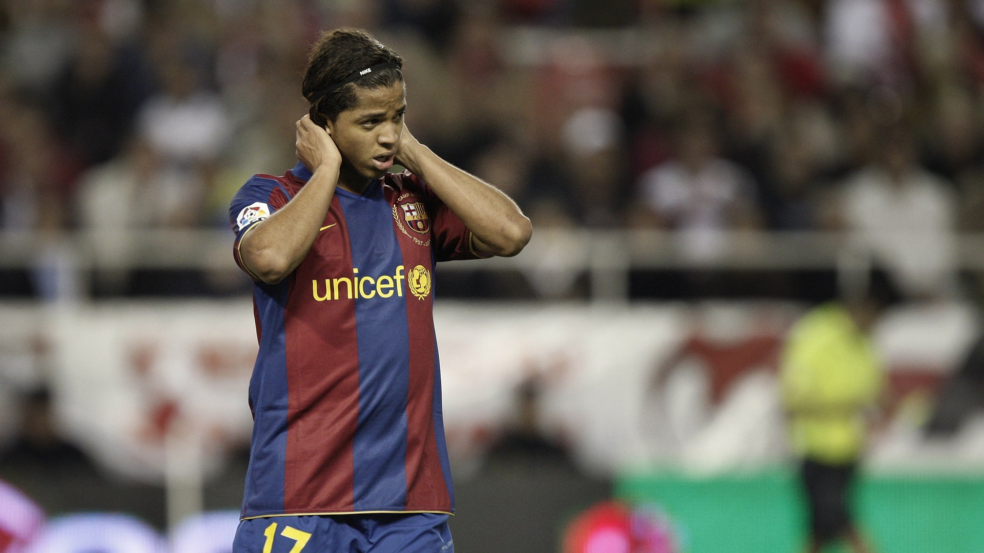 2. Giovani Dos Santos – Từng được đánh giá rất cao tại La Masia, tuy nhiên cầu thủ người Mexico không thể cạnh tranh với bộ ba Messi – Henry – Eto’o trên hàng công. Chuyển đến Tottenham với nhiều kỳ vọng, thế nhưng Dos Santos lại không thể hiện được nhiều. Sau đó anh phiêu bạt sang Ipswich Town, Galatasaray, Racing Santander, Mallorca, Villarreal, LA Galaxy và hiện tại là Almerica.
