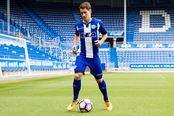 Sau đó anh tiếp tục được cho mượn tại Alaves.