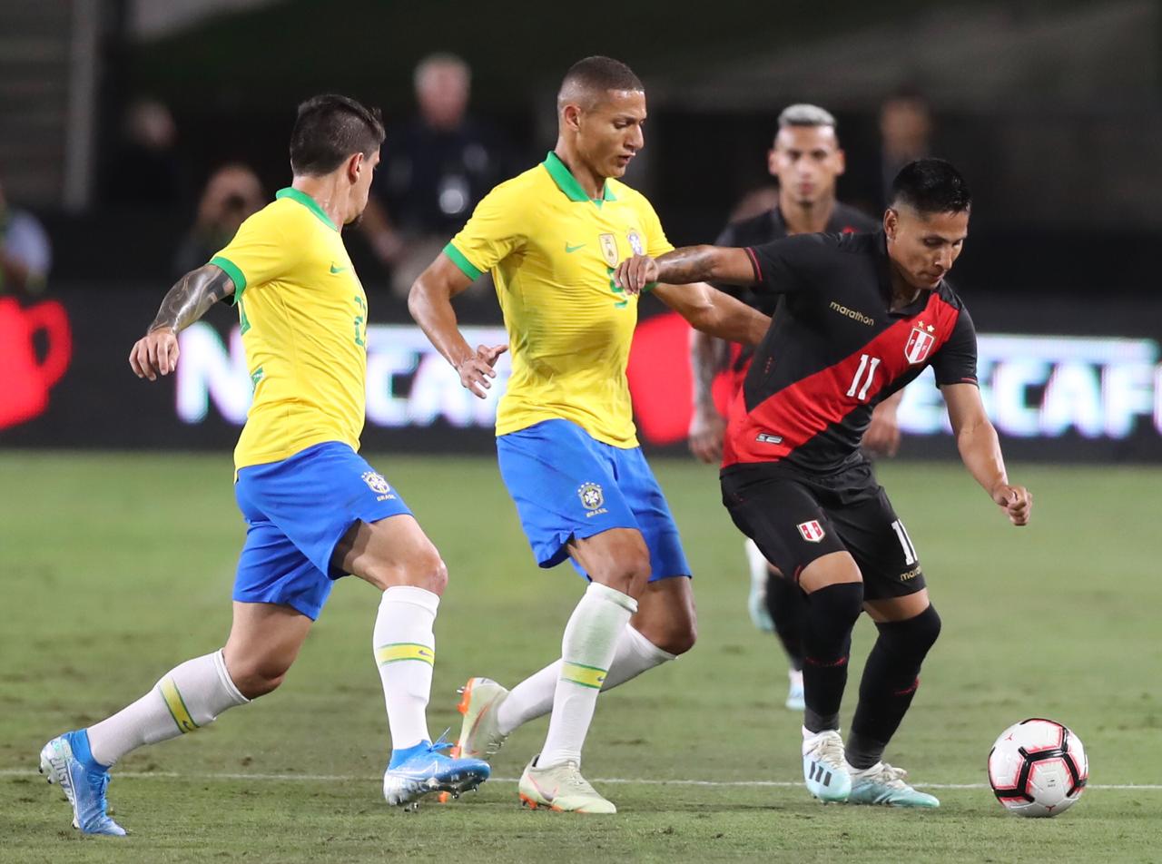 Richarlison chính là cái tên có nhiều cơ hội dứt điểm nhất trên hàng công của Brazil. Tuy nhiên những cú đá của tiền đạo này chỉ dừng lại ở mức độ nguy hiểm.