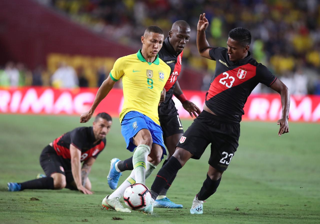 Phút 25, Richarlison có pha đột phá từ cánh phải vào trung lộ và tung ra cú dứt điểm quyết đoán từ ngoài vạch 16m50, đáng tiếc bóng đi chệch cột dọc trong gang tấc.