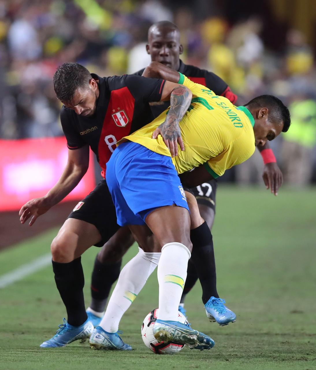 Lối chơi phòng ngự chủ động và sự lỳ lợm của Peru khiến Brazil không thể chơi theo ý của họ. Nhà Á quân Copa America 2019 thậm chí sẵn sàng phạm lỗi với các ngôi sao kỹ thuật bên phía Selecao để ngăn chặn những đợt lên bóng của họ.