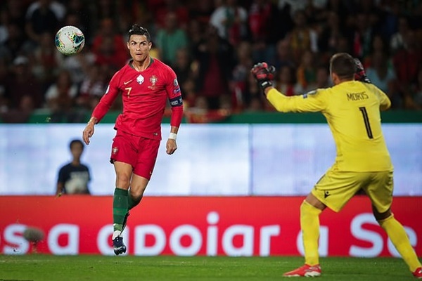 Phút 65, Cristiano Ronaldo điền tên mình lên bảng tỷ số bằng một siêu phẩm lốp bóng vô cùng đẹp mắt.