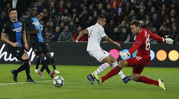 Cựu thủ môn của Liverpool - Simon Mignolet có ngày làm việc khá vất vả khi phải đối đầu với các chân sút bên phía PSG.