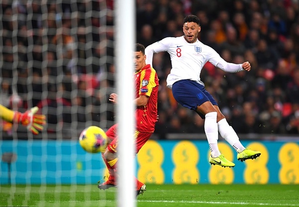 Phút 11, Chamberlain đột nhập vòng cấm nhận đường chuyền của Ben Chilwell. Ngôi sao của Liverpool đã tung cú đá chéo góc đầy quyết đoán, mở điểm cho Tam Sư.