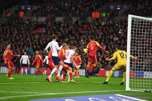 Phút 18, vẫn là Ben Chilwell là người kiến tạo cho Harry Kane dễ dàng đánh đầu nâng tỷ số lên 2-0 cho đội tuyển Anh.