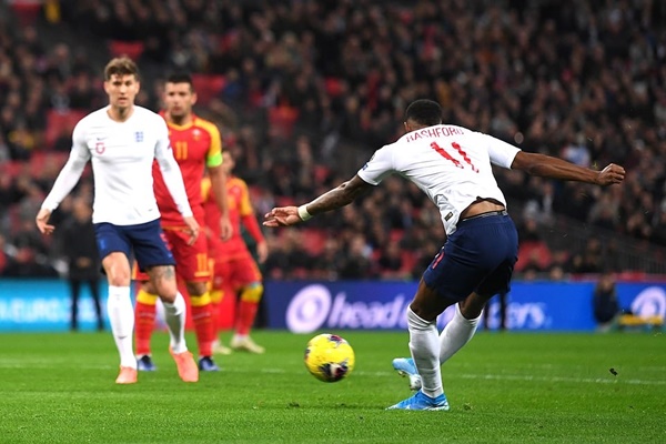 Phút 30, nỗ lực của Marcus Rashford đã giúp anh có tên trên bảng điện tử. Cú đánh đầu của Harry Maguire bị cản phá, tuy nhiên bóng đi đúng vị trí của tiền đạo đang khoác áo Quỷ đỏ. Anh khéo léo xử lý thêm vài nhịp trước khi tung ra cú đá kỹ thuật vào phía góc xa khung thành.
