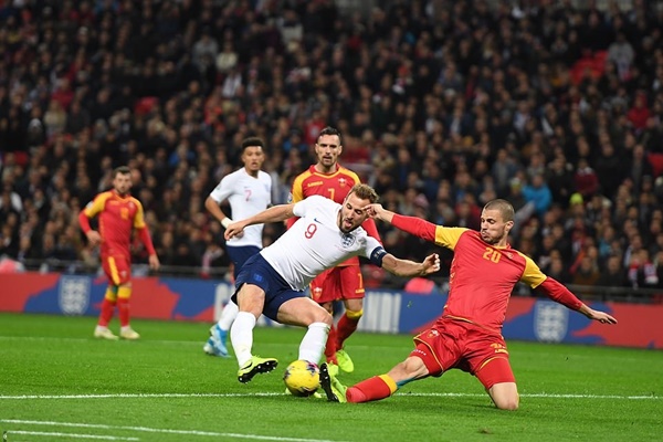Phút 36, nhận bóng từ Alexander-Arnold, Harry Kane xử lý đẳng cấp trước khi hoàn tất cú hat-trick cho mình trong trận đấu.