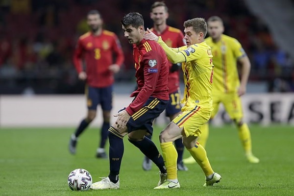 Alvaro Morata chơi rất năng nổ trên hàng công nhằm tìm kiếm cho mình bàn thắng.