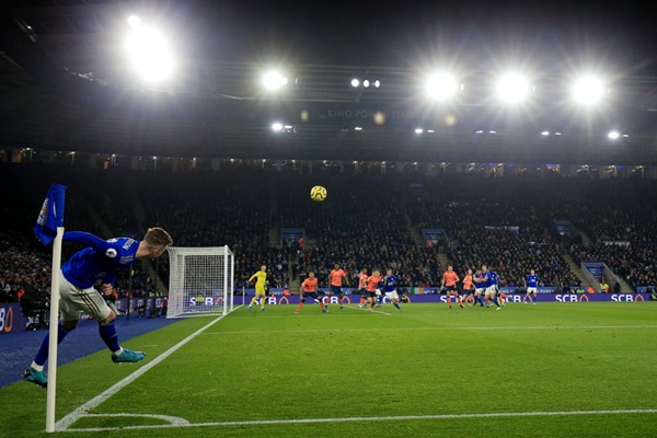 James Maddison thực hiện cú đá phạt góc trong trận thắng của Leicester trước Everton. Bầy cáo hiện đang xếp thứ 2 trên BXH, kém ngôi đầu của Liverpool 8 điểm.
