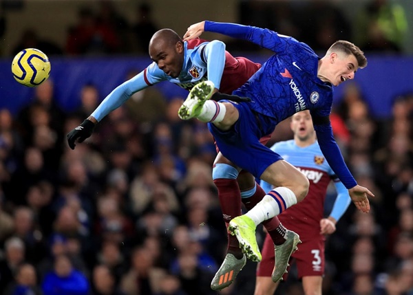 Angelo Ogbonna của West Ham tranh chấp với Mason Mount của Chelsea. The Blues bất ngờ thất thủ 0-1 ngay trên chính sân nhà của họ.