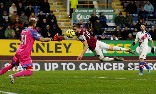Thủ môn Vicente Guaita của Crystal Palace cản phá tình huống Jay Rodriguez của Burnley lao vào đánh đầu tại Turf Moor. Palace đã giành chiến thắng với tỷ số 2-0, chiến thắng đầu tiên của họ sau 6 trận.