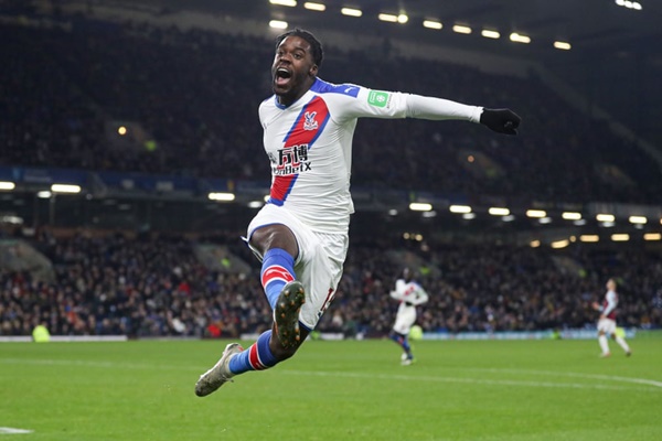 Jeffrey Schlupp ăn mừng bàn thắng thứ 2 và ấn định chiến thắng cho Palace. Lần đầu tiên anh ghi bàn trở lại sau 21 trận ở Premier League, kể từ khi ghi bàn vào lưới Fulham hồi tháng Hai.