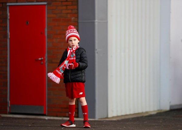 Một cổ động viên nhí của Liverpool bên ngoài Anfield trước khi chứng kiến The Kop đánh bại Brighton 2-1. Liverpool đã có 14 trận thắng liên tiếp trên sân nhà tại Premier League, kỷ lục dài thứ hai của họ sau chuỗi 21 trận từ tháng 1 đến tháng 12 năm 1972.
