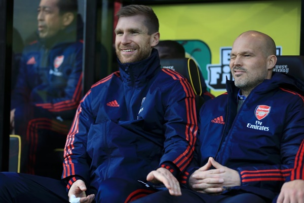Per Mertesacker của Arsenal và HLV tạm thời Freddie Ljungberg trước khi bắt đầu trận đấu với Norwich City tại Carrow Road.