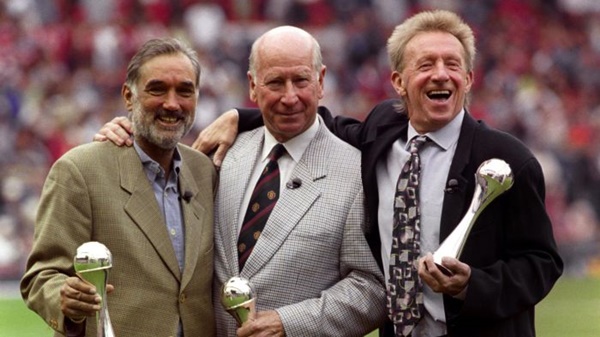 3. George Best, Denis Law và Sir Bobby Charlton: Bobby Charlton là nhà cầm trịch thiên tài ở giữa sân, trong khi George Best và Denis Law thay nhau bắn phá các hàng phòng ngự bằng kỹ thuật cá nhân cùng khả năng dứt điểm điêu luyện.