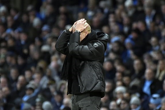 Pep Guardiola bất lực bên ngoài đường biên.