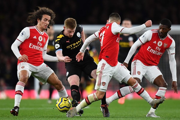 De Bruyne xoay sở trong vòng vây của 3 cầu thủ Arsenal. Sẽ không nói quá khi nói trận đại chiến giữa Man City và Arsenal vừa diễn ra chính là show diễn của cá nhân tiền vệ người Bỉ, còn thảm cỏ Emirates là sân khấu của anh. De Bruyne in dấu giày vào cả 3 bàn thắng của đội nhà (2 bàn, 1 kiến tạo), xứng đáng là cầu thủ hay nhất trận đấu.