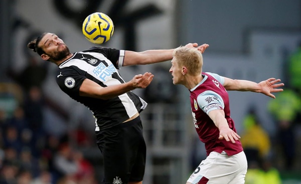 Andy Carroll của Newcastle United trong trận đấu với Burnley - đội đã giành chiến thắng với tỷ số tối thiểu 1-0 nhờ bàn thắng của Chris Wood.