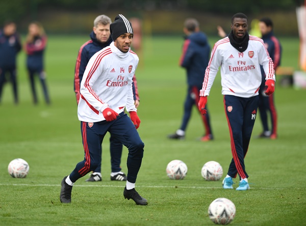 Aubameyang đang vướng tin đồn ra đi. Tuy nhiên chân sút người Gabon vẫn tập luyện rất tích cực. NHM hy vọng anh sẽ ở lại làm đầu tàu dẫn dắt hàng công của đội chủ sân Emirates.