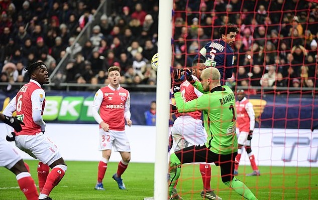 PSG có chuyến làm khách trên sân của Reims trong khuôn khổ Bán kết Cúp Liên đoàn Pháp. Ngay phút thứ 9, từ quả đá phạt góc của Neymar bên cánh phải, trung vệ Marquinhos bật cao đánh đầu dũng mãnh tung lưới Reims.