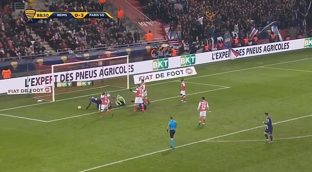 Bất ngờ xảy ra vào cuối trận đấu, khi mà Kylian Mbappe nỗ lực tìm kiếm bàn thắng cho riêng mình.