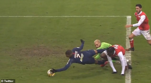 Tuy nhiên ngôi sao 21 tuổi vẫn cố gắng dùng tay để đẩy bóng đi vào lưới.