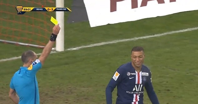 Tất nhiên bàn thắng không được công nhận, Mbappe còn nhận thẻ vàng từ trọng tài.