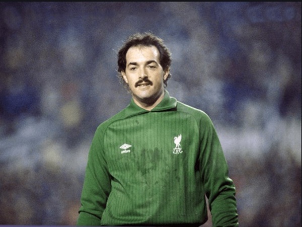 Thủ môn - Bruce Grobbelaar: Thủ thành người Nam Phi lần đầu xuất hiện tại Liverpool là vào tháng 3/1981, khi HLV Bob Paisley đem ông về từ Vancouver Whitecaps. Giai đoạn gắn bó của Grobbelaar với The Kop có lẽ là quãng thời gian vinh quang nhất đời ông.
