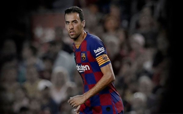 Tiền vệ phòng ngự: Sergio Busquets - Busi là hạt nhân không thể thiếu nơi tuyến giữa. Anh đóng vai trò kết nối các tuyến lại với nhau.