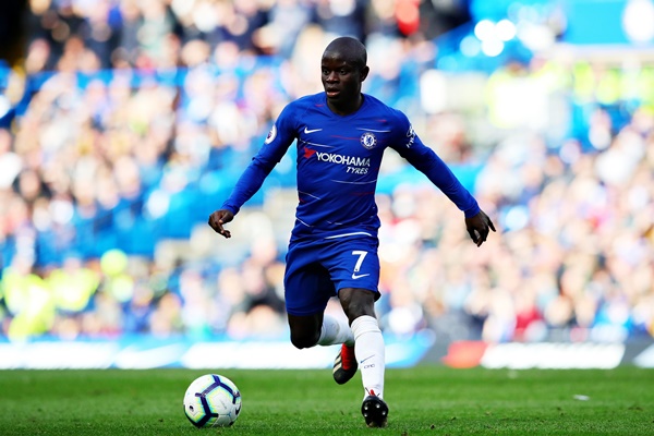 Tiền vệ trung tâm: N'Golo Kante - Barcelona muốn đưa Philippe Coutinho trao đổi với Chelsea để có được Kante.
