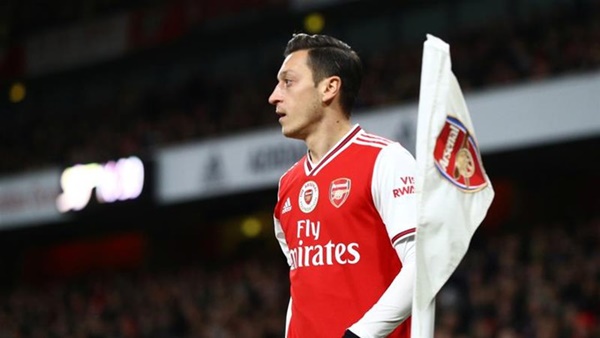 3. Mesut Ozil - Tiền vệ người Đức không góp mặt ở danh sách đăng ký thi đấu của Pháo thủ.