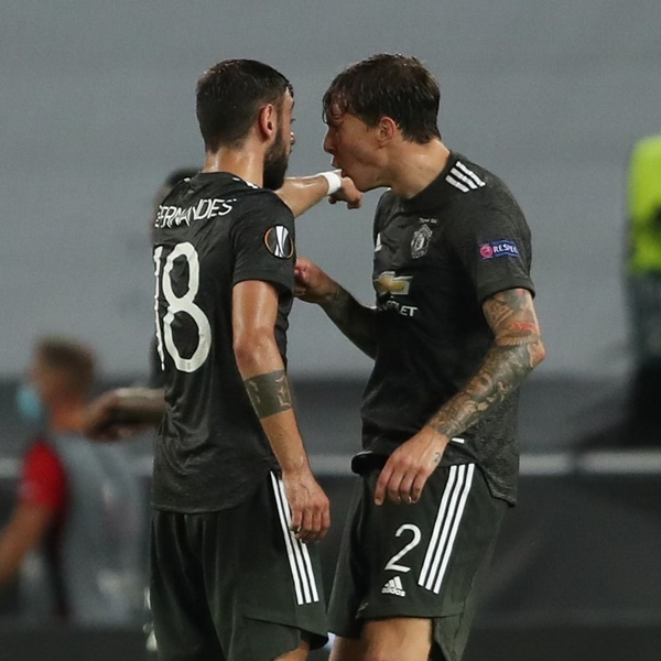 Man Utd phải dừng chân ở bán kết Europa League sau khi để thua Sevilla. Sau khi Luuk de Jong nâng tỷ số lên 2-1, ống kính camera ghi lại hình ảnh Bruno Fernandes và Victor Lindelof có lời qua tiếng lại gay gắt.