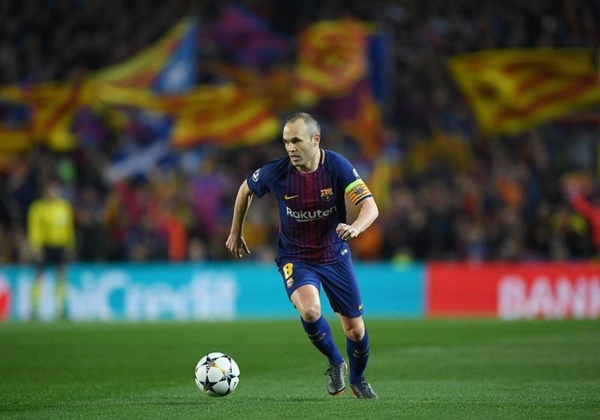 3. Andres Iniesta -  Năm 2008, chiến lược gia người Tây Ban Nha mạnh dạn gạt bỏ Deco để trao suất đá chính thường xuyên cho Iniesta. Và ông đã không nhầm.