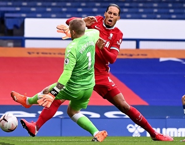 Phút thứ 7 trong trận derby vùng Merseyside, khi Van Dijk đang cố gắng đón đường bóng từ Fabinho, thủ thành Jordan Pickford đã xông lên cản phá, chuồi người tắc bóng, va chạm mạnh khiến trung vệ người Hà Lan đau đớn nằm sân.