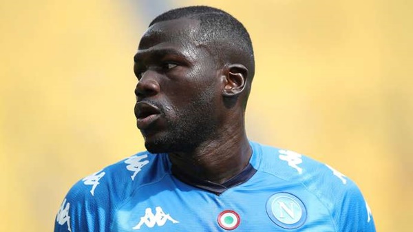 2. Kalidou Koulibaly: Thực tế Liverpool đã theo đuổi trung vệ người Senegal từ rất lâu. Tuy nhiên việc Napoli thét giá ngôi sao của họ lên đến 90 triệu euro khiến mọi CLB đều chùn bước.