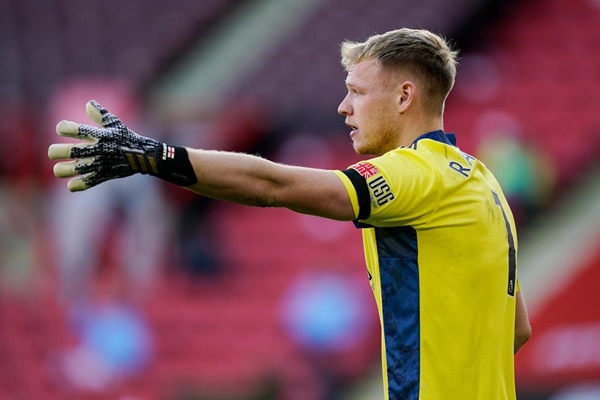 Thủ môn: Aaron Ramsdale (Sheffield United) - Dù không thể giúp đội nhà thoát thua, Ramsdale vẫn để lại dấu ấn bởi những pha cứu thua xuất thần trước các chân sút bên phía Man City.