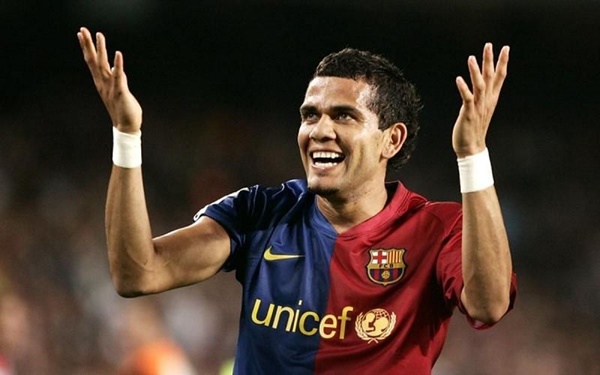 7. Dani Alves - 58 bàn: Ngôi sao người Brazil được xem là một trong những hậu vệ phải xuất sắc nhất trong lịch sử với khả năng hỗ trợ tấn công thượng thừa. 8 năm khoác áo Barcelona, Alves đã ghi được 21 bàn thắng và cung cấp 101 đường kiến tạo.