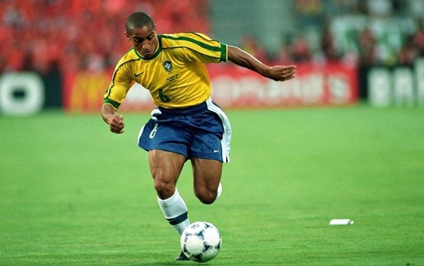 4. Roberto Carlos - 65 bàn: Được xem là hậu vệ trái xuất sắc nhất trong lịch sử, những cú sút xa, sút phạt như "nã đại bác" là thương hiệu của Carlos.