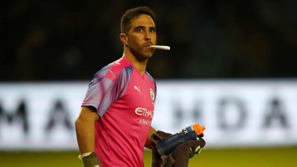 5. Claudio Bravo - Thủ thành người Chile gia nhập đội chủ sân Etihad sau khi cùng Barcelona đoạt được nhiều danh hiệu cao quý.