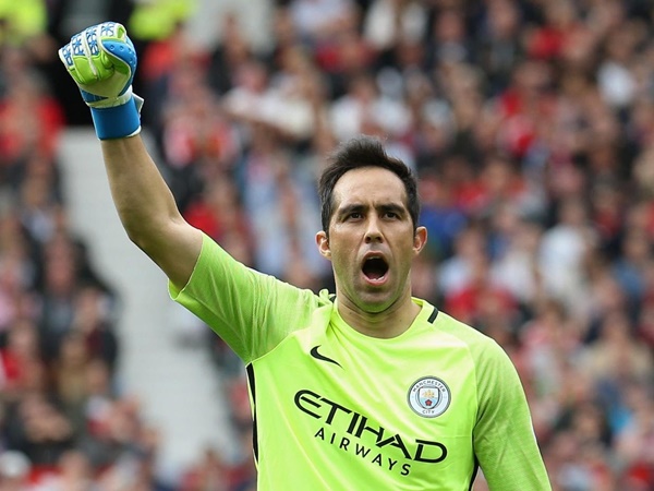 Tuy nhiên Bravo không thể tái hiện phong độ xuất sắc đó trong màu áo Man City, thậm chí còn bị xem là thảm họa.