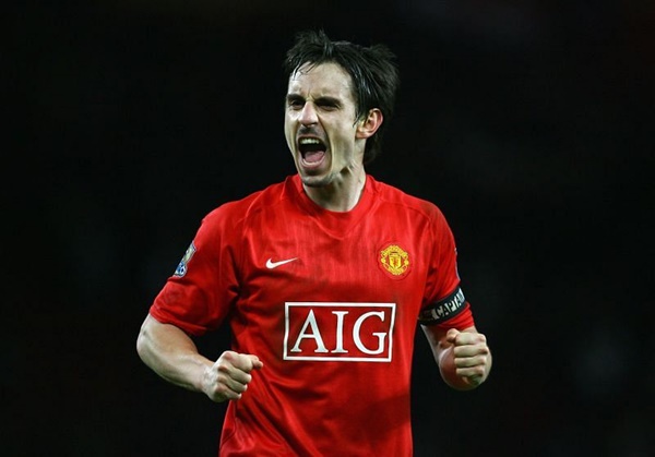 Hậu vệ phải: Gary Neville - Ông có hơn 400 lần ra sân trong màu áo Quỷ đỏ tại Premier League. Neville có được 8 chức vô địch nước Anh, bên cạnh 3 FA Cup, 2 League Cup và 2 Champions League.