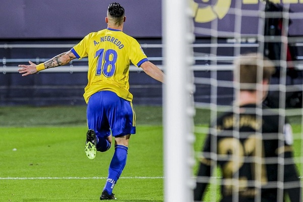 Nhưng chỉ 6 phút sau, đội chủ nhà có bàn thắng nâng tỷ số lên 2-1. Cú bỏ bóng tai hại của Clement Lenglet đã tạo điều kiện cho Alvaro Negredo băng lên đoạt được. Thủ thành Stegen lao ra giải cứu nhưng không thành công và bất lực nhìn Negredo đưa bóng vào lưới trống.